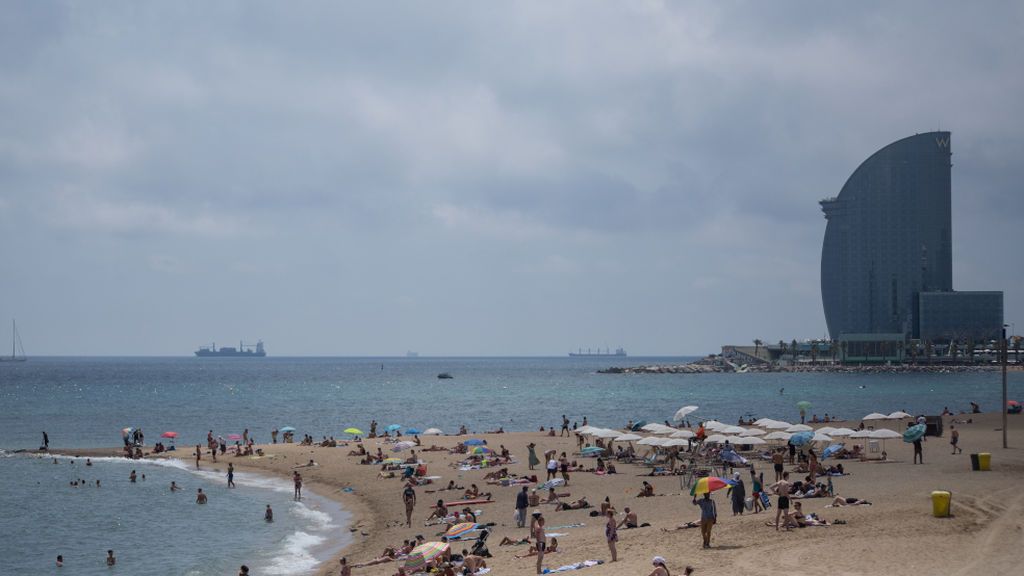 EuropaPress_3254243_28_july_2020_spain_barcelona_bathers_are_seen_at_the_barcelona_beach_due_to (1) EuropaPress_3254243_28_july_2020_spain_barcelona_bathers_are_seen_at_the_barcelona_beach_due_to (1)