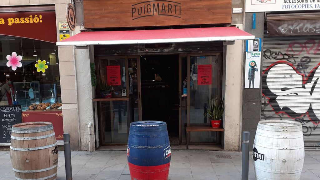 Vivir en el almacén del bar o bajar la persiana a un siglo de vermús: la desesperación de los restauradores de Barcelona Vivir en el almacén del bar o bajar la persiana a un siglo de vermús: la desesperación de los restauradores de Barcelona