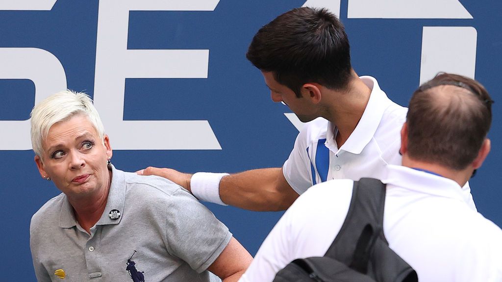 Djokovic es descalificado del US Open por un pelotazo a una juez de línea 2