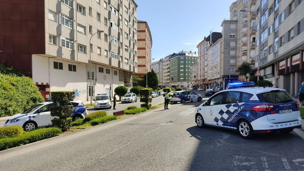 Denuncian a un vecino de Lugo que vive con siete perros y de cuyo piso salen olores nauseabundos Denuncian a un vecino de Lugo que vive con siete perros y de cuyo piso salen olores nauseabundos