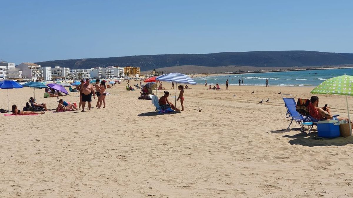 Numerosos bañistas acuden a las playas de Barbate este lunes