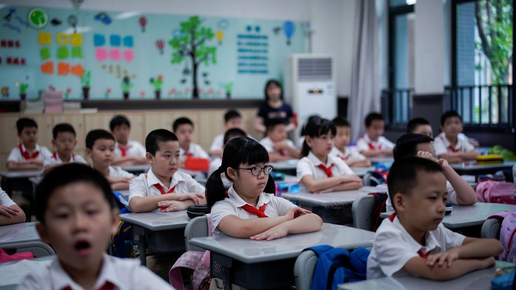 Los estudiantes son fotografiados durante una clase de chino en la Escuela Primaria de la Calle Changchun de Wuhan