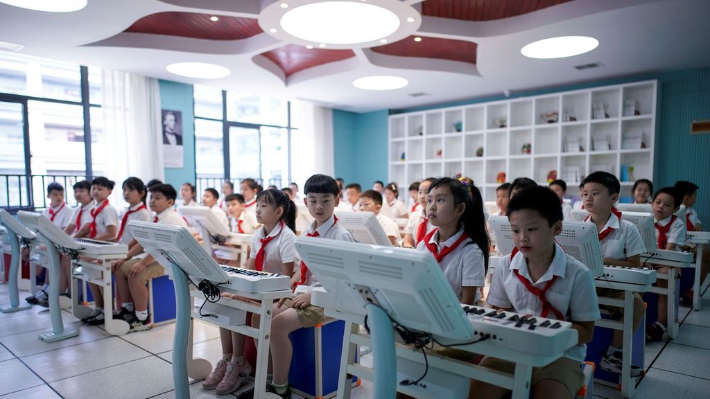 Los estudiantes son fotografiados durante una clase de chino en la Escuela Primaria de la Calle Changchun de Wuhan