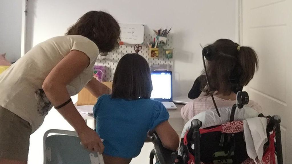 Madre e hijas frente al ordenador en casa