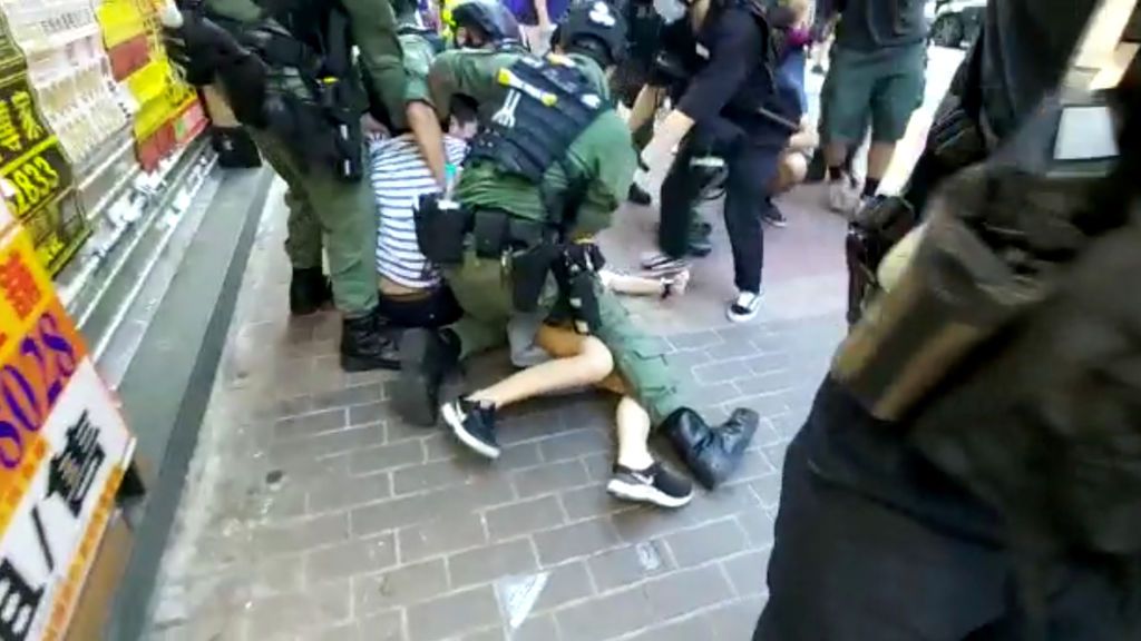 Momento del arresto de una menor en Hong Kong