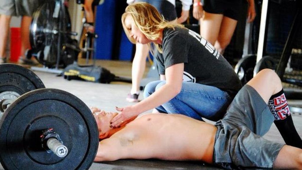 deportista lesionado practicando crossfit