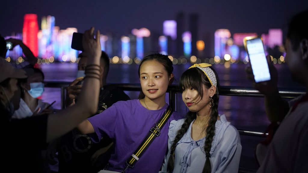 Dos jovenes posan para una foto en un barco que navega por el río Yangtsé en Wuhan, provincia de Hubei, en China.