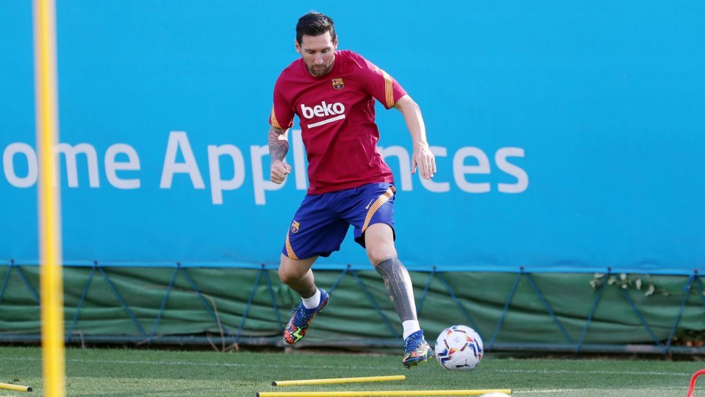 Messi vuelve a los entrenamientos: cumbre con Koeman tras pasar el PCR en su casa Messi vuelve a los entrenamientos: cumbre con Koeman tras pasar el PCR en su casa
