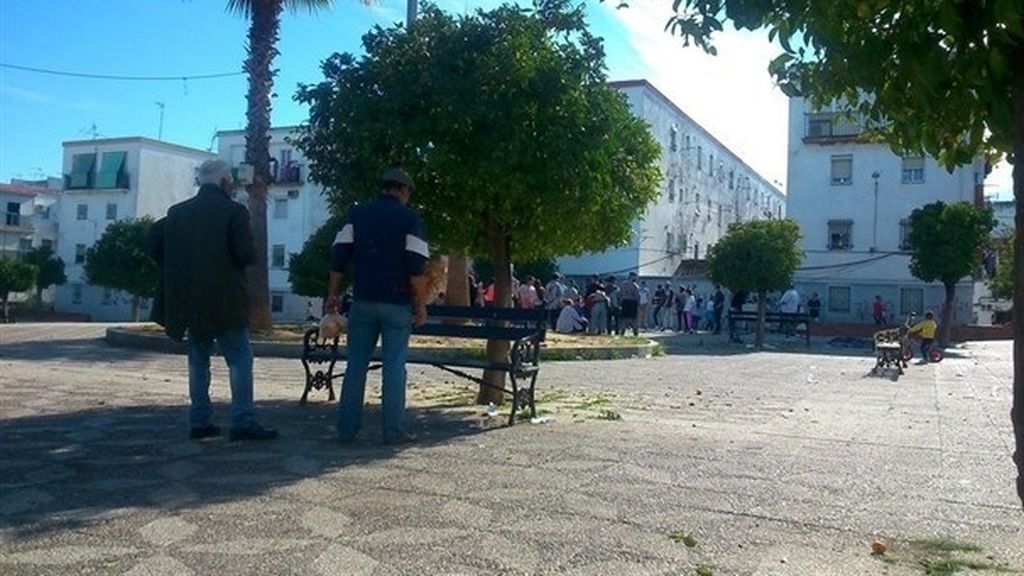 Unos 50 vecinos de un pueblo de Sevilla apedrean a los policías que fueron a abortar una fiesta Unos 50 vecinos de un pueblo de Sevilla apedrean a los policías que fueron a abortar una fiesta