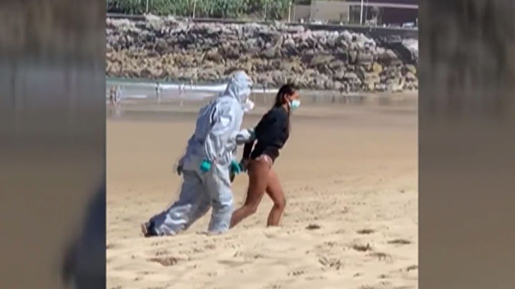 Detenida una mujer en San Sebastián haciendo surf sabiendo que era positivo por coronavirus