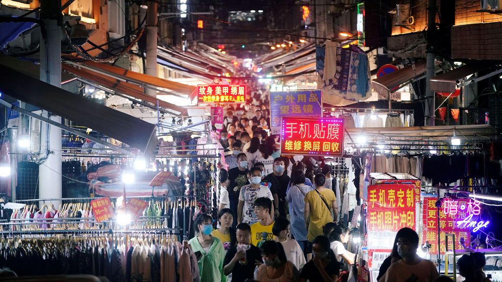 Personas paseando en un mercado de Wuhan.