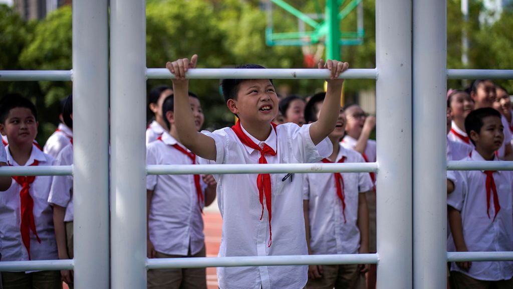 Los estudiantes participan en una clase de educación física en la Escuela Primaria de la calle Changchun de Wuhan