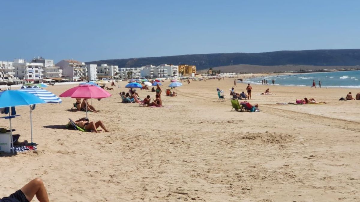 Mascarilla y distancia entre los bañistas que se resisten al autoconfinamiento en Barbate, Cádiz