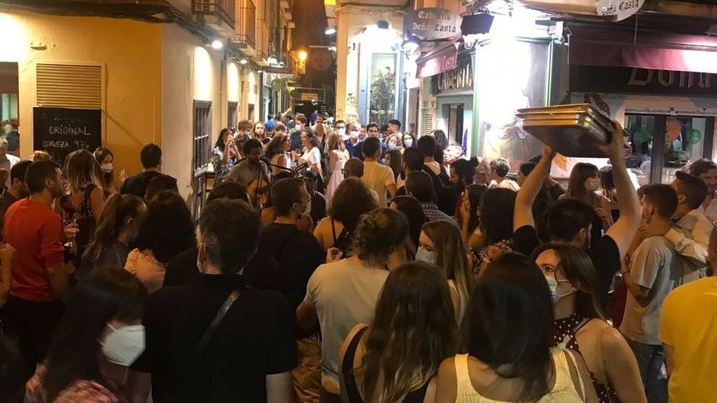 El Tubo de Zaragoza, abarrotado de gente sin mascarilla el primer fin de semana de reapertura de bares El Tubo de Zaragoza, abarrotado de gente sin mascarilla el primer fin de semana de reapertura de bares