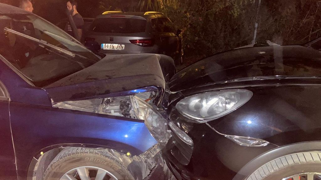 El vehículo de Guardia Civil, a la izquierda, embestido en Estepona