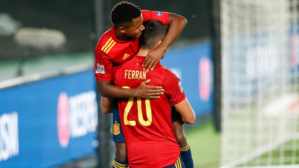 Ansu Fati abraza a Ferrán Torres en el cuarto gol ante Ucrania.
