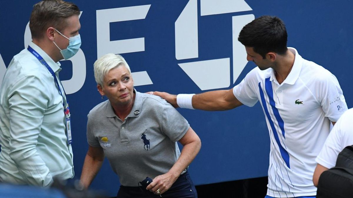Djokovic, junto a la juez de linea a la que golpeó con una bola. Djokovic, junto a la juez de linea a la que golpeó con una bola.