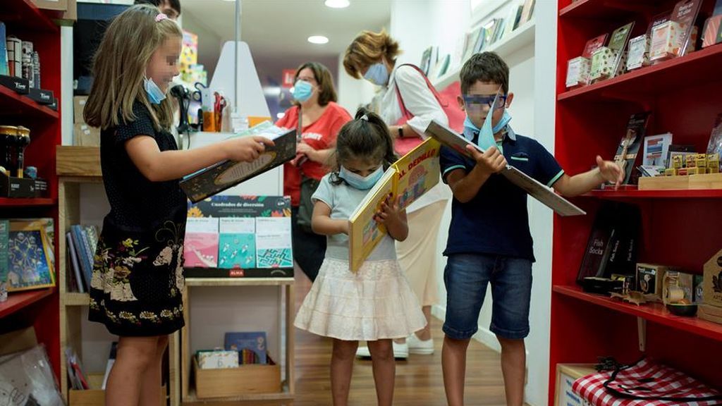 Los niños con covid-19 presentan con más frecuencia fiebre y tos que con la gripe Los niños con covid-19 presentan con más frecuencia fiebre y tos que con la gripe