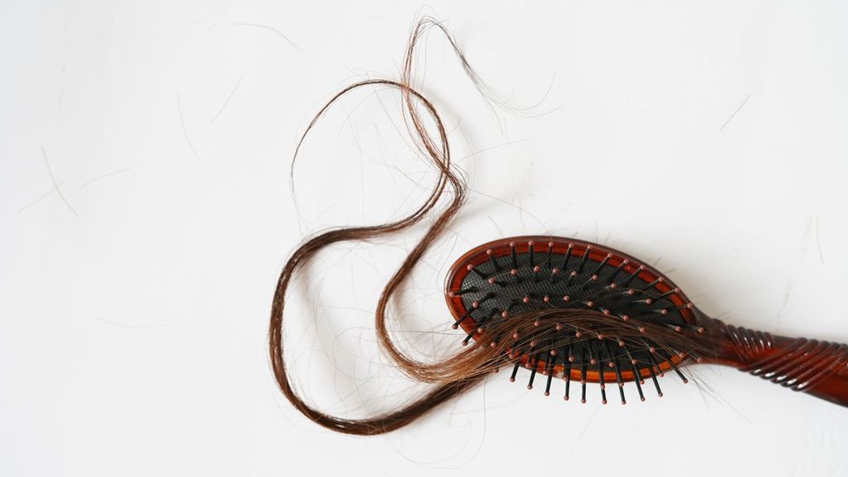 Muchas personas experimentan una mayor caída de pelo en otoño. Muchas personas experimentan una mayor caída de pelo en otoño.
