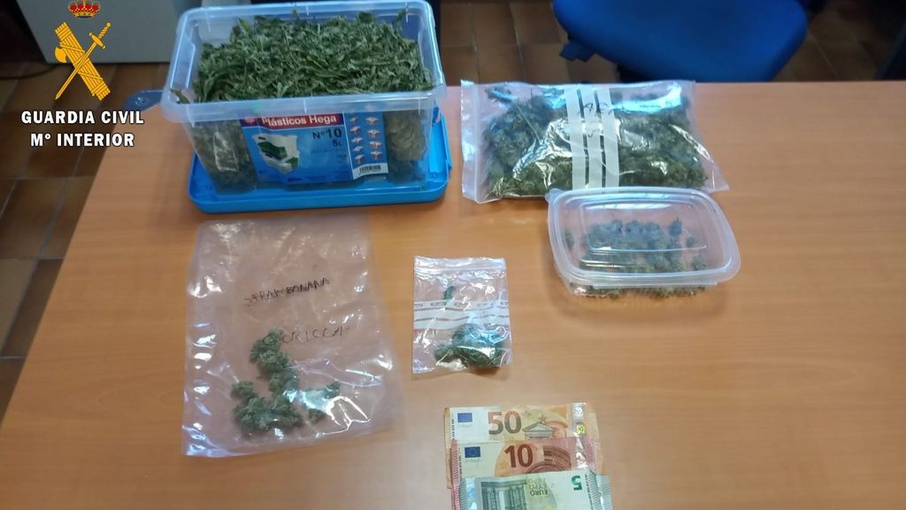 La Guardia Civil detiene a un hombre por tráfico de drogas tras prestarle auxilio por una avería en su coche La Guardia Civil detiene a un hombre por tráfico de drogas tras prestarle auxilio por una avería en su coche