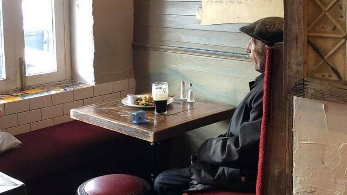 La imagen de un anciano con un reloj en un pub, por las restricciones del covid, provoca tristeza y enojo