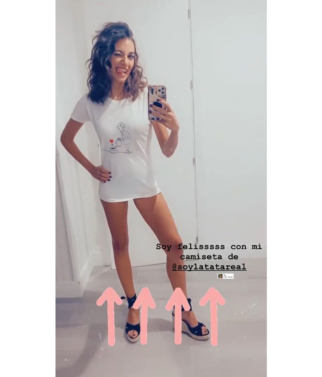 Ana Guerra posando con la camiseta de la 'Tata'