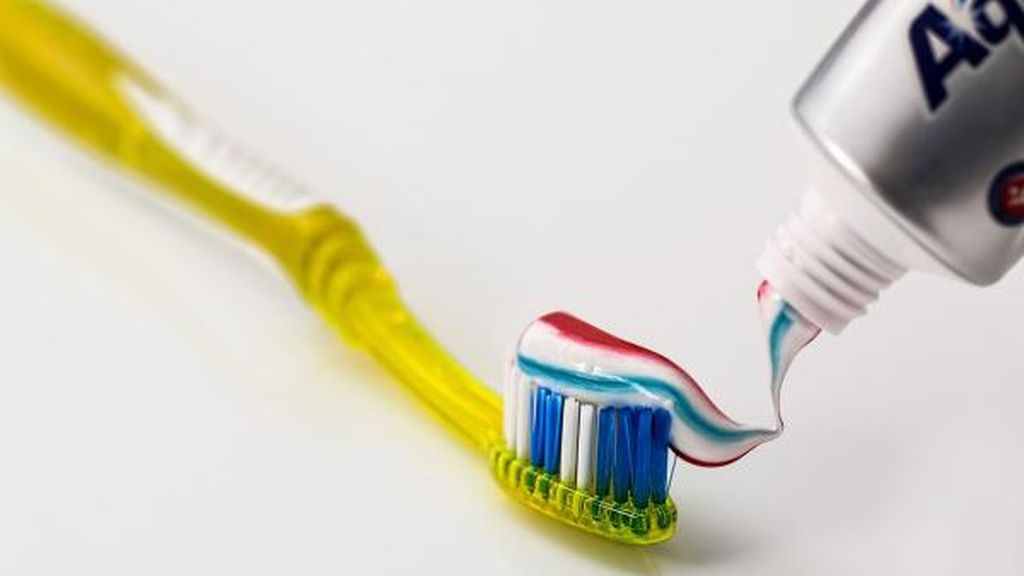 Una buena opción será utilizar pasta de dientes o zumo de limón para dejar la piel impoluta.