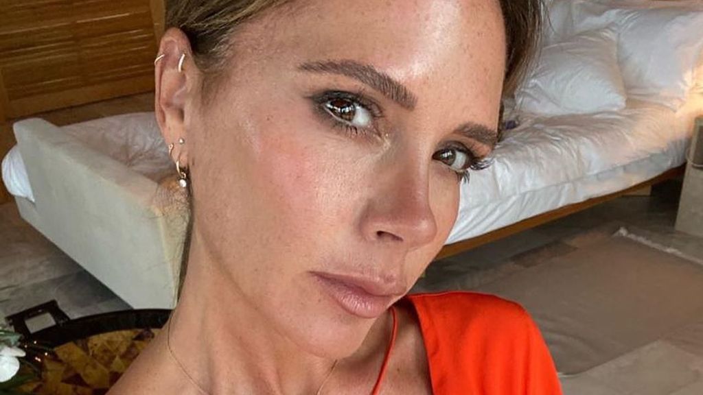 Del agua embotellada en luna llena al aceite de pescado: la estricta dieta que sigue Victoria Beckham desde hace 20 años