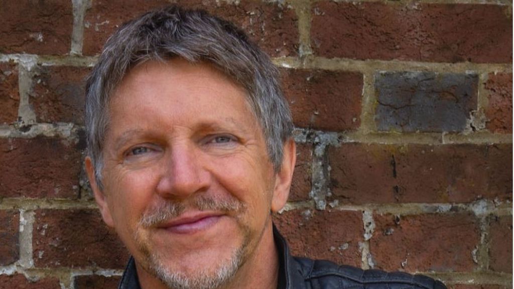 Neil Buchanan, "el manitas" de 'Art Attack' desmonta los rumores que le apuntaban como el autor detrás de Banksy Neil Buchanan, "el manitas" de 'Art Attack' desmonta los rumores que le apuntaban como el autor detrás de Banksy