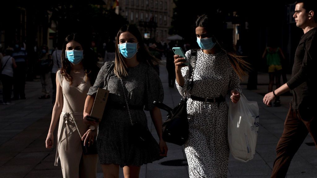 Inditex pone a la venta su primera mascarilla: de tela y con caras sonrientes de color rosa Inditex pone a la venta su primera mascarilla: de tela y con caras sonrientes de color rosa