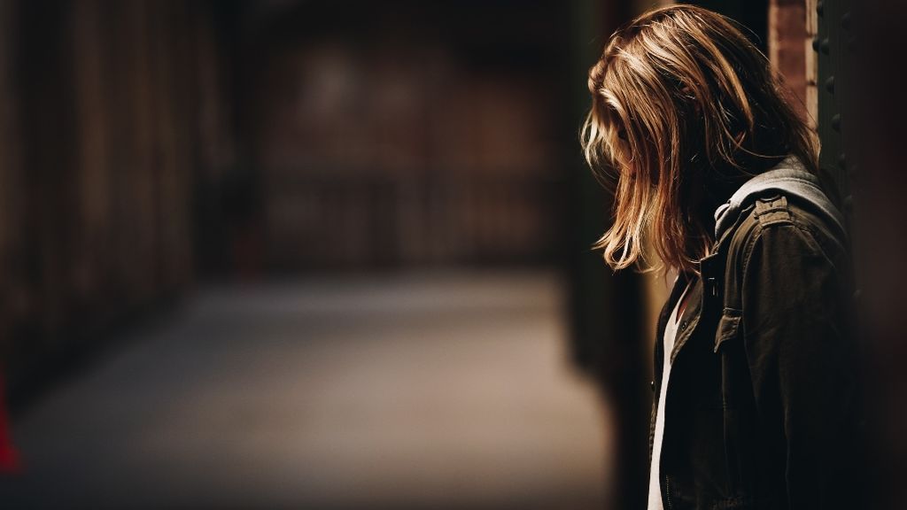 Una chica pasando por un mal momento, ¿cuándo activar las alarmas?
