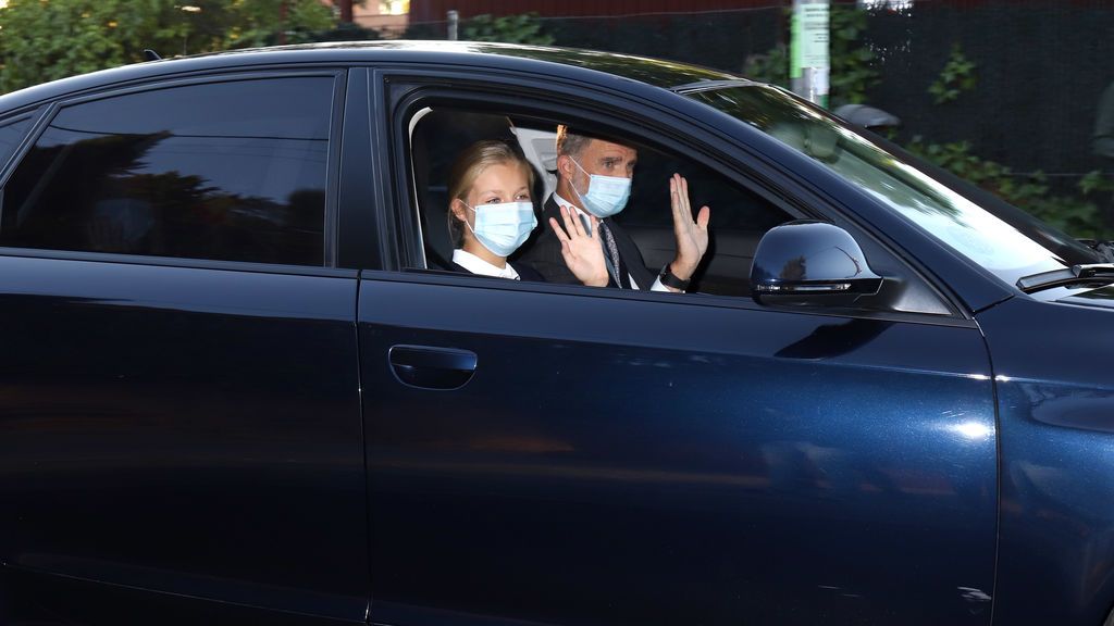 EuropaPress_3306664_rey_felipe_vi_llevando_coche_princesa_leonor_primer_dia_colegio_madrid