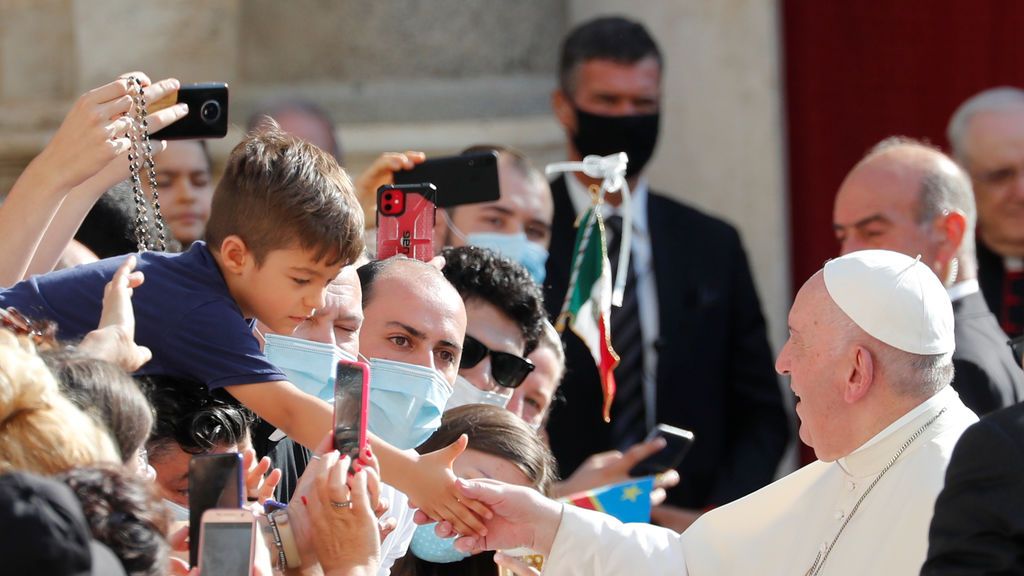 El Papa se olvida de la mascarilla en su cercanía ante los fieles durante la audiencia de los miércoles