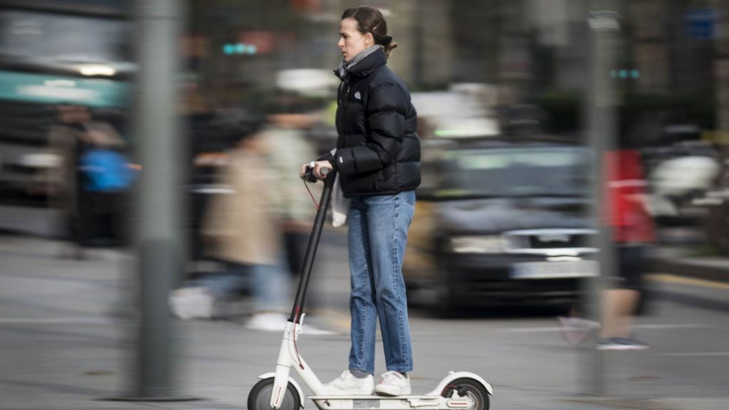 El Ayuntamiento de Madrid prohibe que las biciclestas y patinetes aparquen en la acera El Ayuntamiento de Madrid prohibe que las biciclestas y patinetes aparquen en la acera