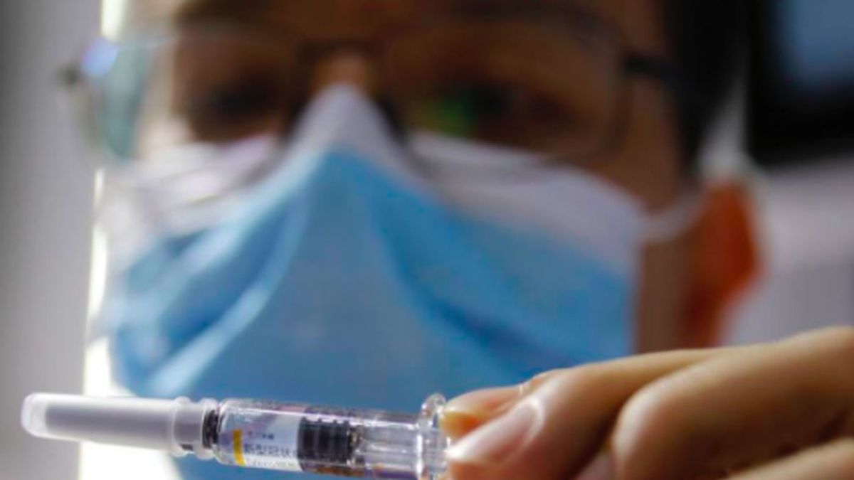 China aprueba realizar pruebas clínicas con una vacuna en forma de aerosol y dice que las de fase 3 funcionan