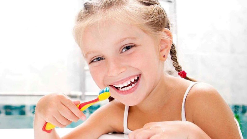 La gingivitis podrá evidenciarse con un sangrado de las encías.