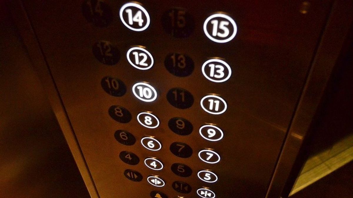 El gran error que cometemos en el ascensor cuando vamos solos El gran error que cometemos en el ascensor cuando vamos solos