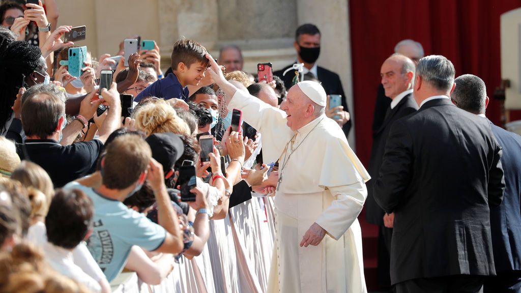 El Papa se olvida de la mascarilla en su cercanía ante los fieles durante la audiencia de los miércoles