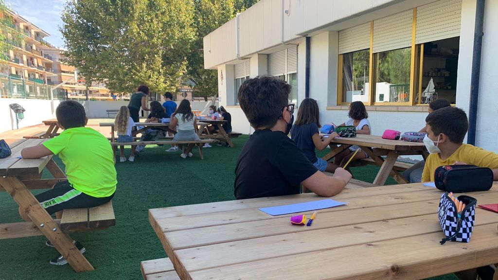 Clases en el patio con mesas de picnic en un colegio de Xàbia (Alicante) para evitar contagios Clases en el patio con mesas de picnic en un colegio de Xàbia (Alicante) para evitar contagios