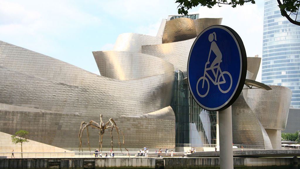 Señal de una chica en bicicleta