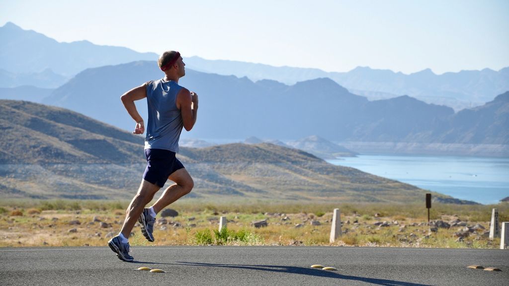Hombre corriendo al aire libre.