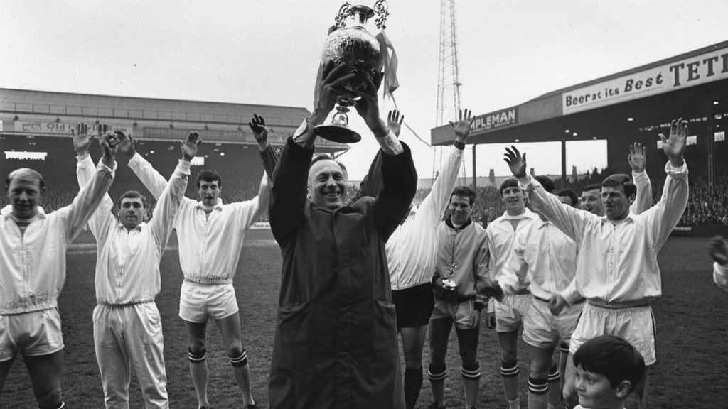 Joe Mercer celebrando un título con el Manchester City