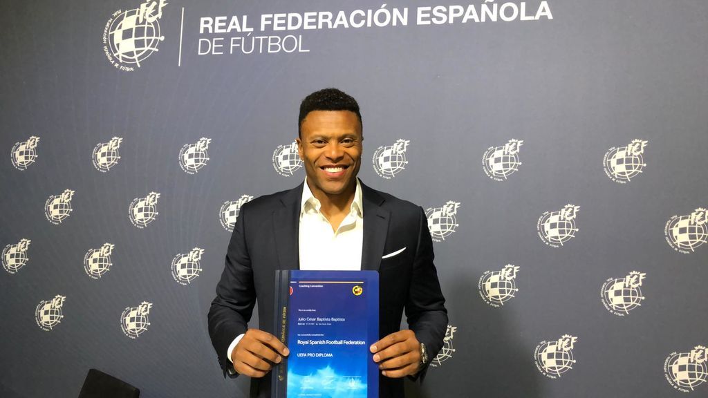 jugador de fútbol profesional con el título de entrenador