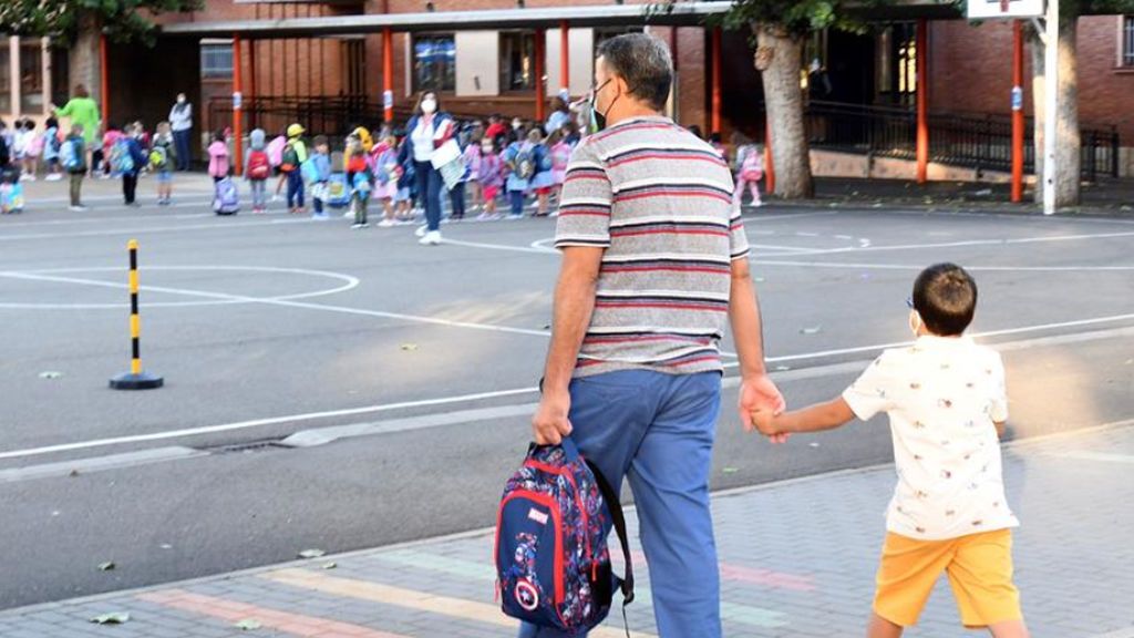 La falta de ortografía de un cartel colgado en un colegio que da la razón a los que sí quieren llevar a los niños La falta de ortografía de un cartel colgado en un colegio que da la razón a los que sí quieren llevar a los niños