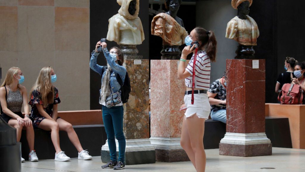 Prohíben la entrada a una mujer en el Museo d'Orsay por llevar demasiado escote Prohíben la entrada a una mujer en el Museo d'Orsay por llevar demasiado escote