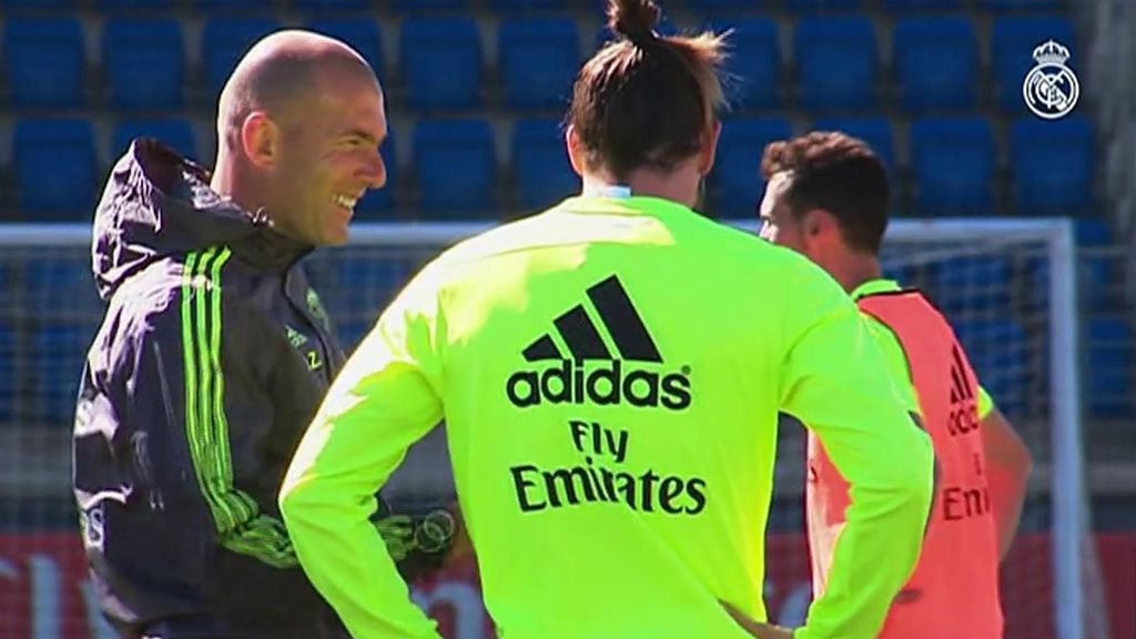 Zidane charla con Bale.