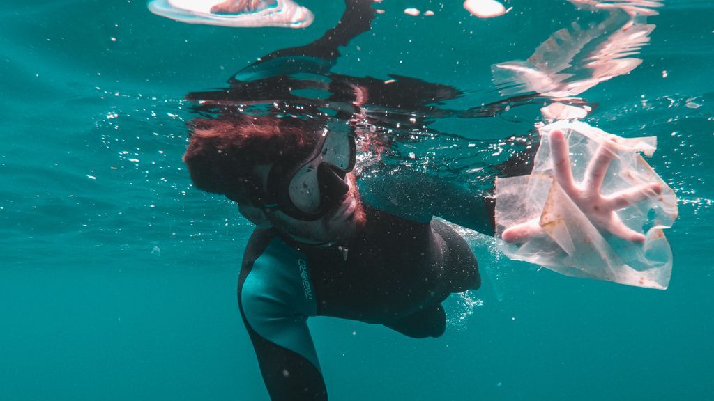 Fácil, seguro y muy recomfortante: iniciativas para acabar con el plástico en las playas