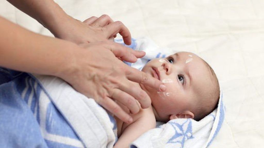 Para cuidar la piel del bebé habrá que higienizarla bien y echarle mucha crema.