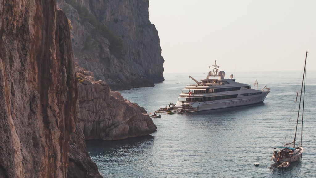 Los rastreadores de Baleares buscan al príncipe de Catar tras el brote de covid en su yate Los rastreadores de Baleares buscan al príncipe de Catar tras el brote de covid en su yate
