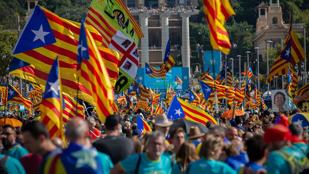 EuropaPress_2365877_cientos_personas_banderas_estelada_bandera_independentista_catalana EuropaPress_2365877_cientos_personas_banderas_estelada_bandera_independentista_catalana